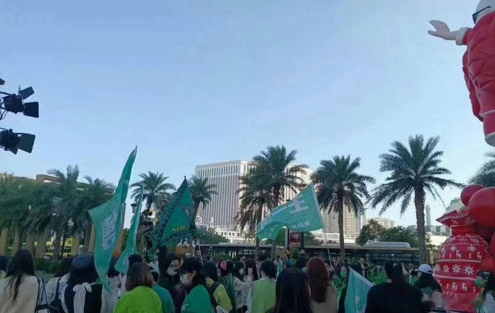 #王一博成毅尖叫之夜应援##王一博尖叫之夜场外应援# ​​​把我带去现场！ ​​