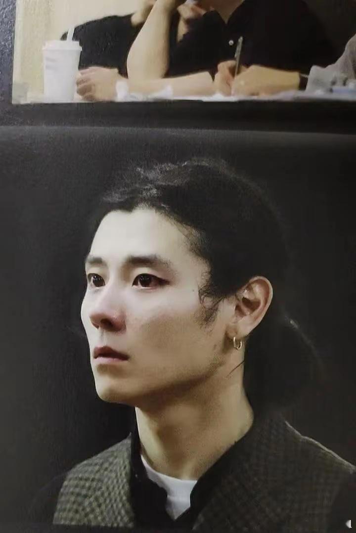 #蒋奇明长发#留长发时期的蒋奇明气质又和短发时完全不一样了。。。有种平静的疯感，