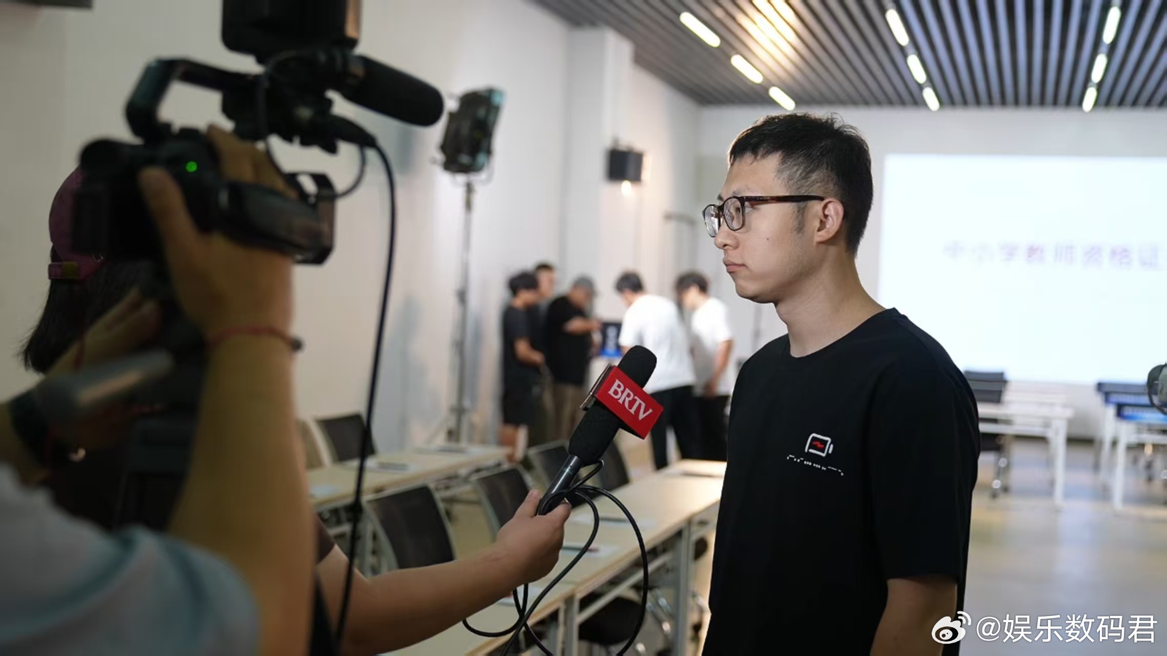 首个通过教师资格证考试的AI老师大模型虽多，但敢直接下场考教资的AI硬件还真是头