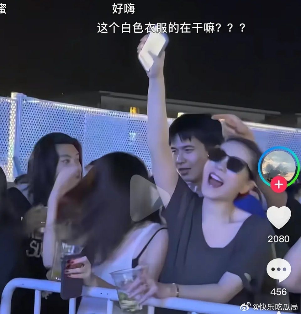 我很喜欢王菲，但这事十分难评。。。。难以理解她。。。。 ​​​