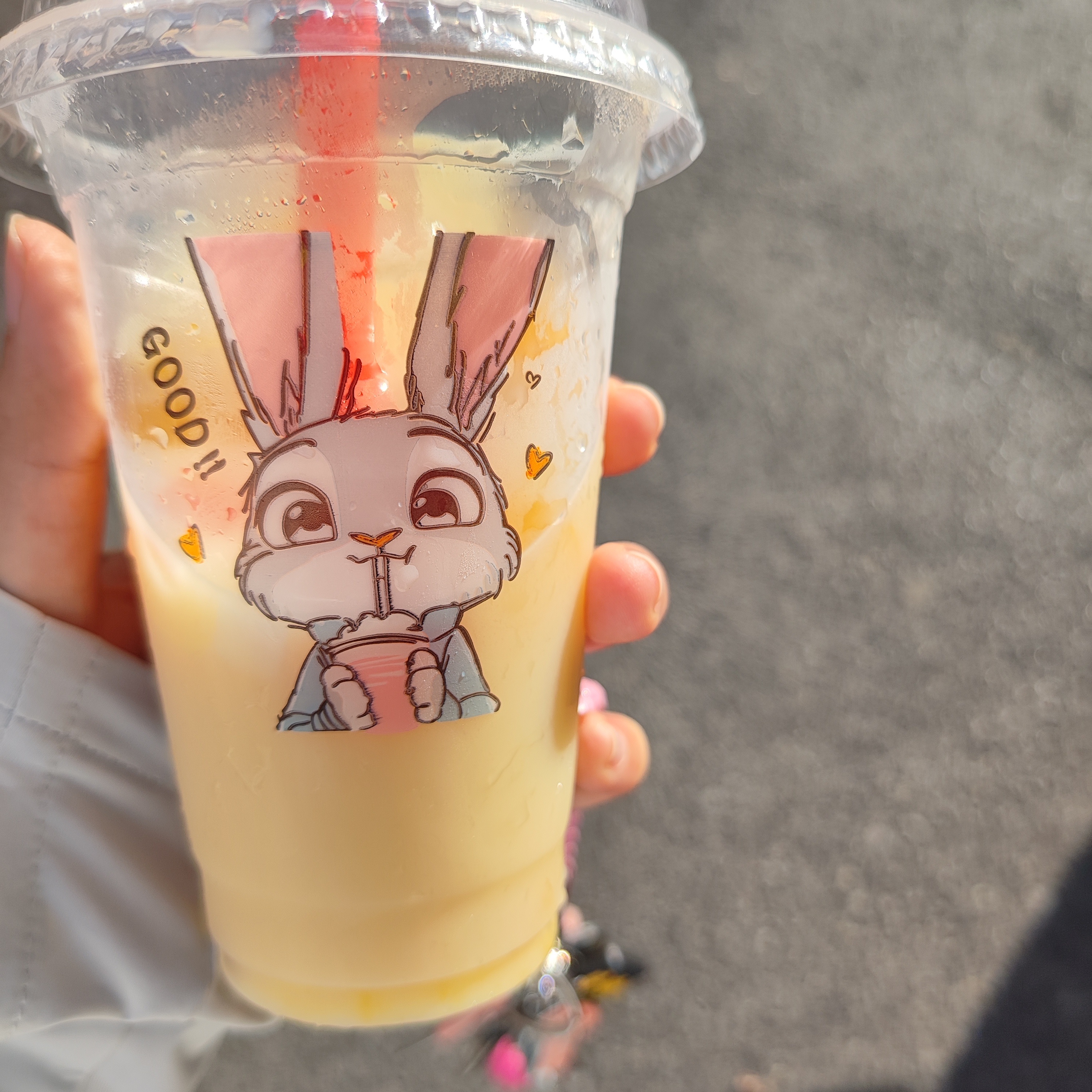 路过小学门口，买了一杯2块钱的杨枝甘露[笑cry][笑cry] ​​​
