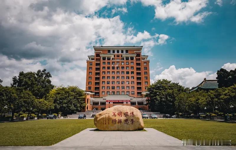 华南理工为啥不学华中理工，改名为“华南科技大学”，提升学校科技及影响力
 
很多