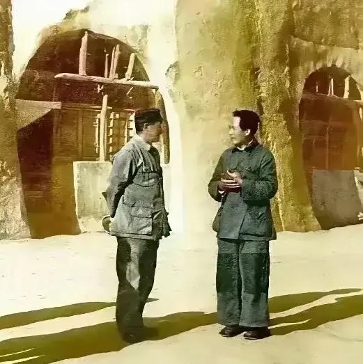 延安颂怀
 
小小窑洞甚简陋，衣衫补丁一身留。
生活条件虽清苦，革命初心从未休。