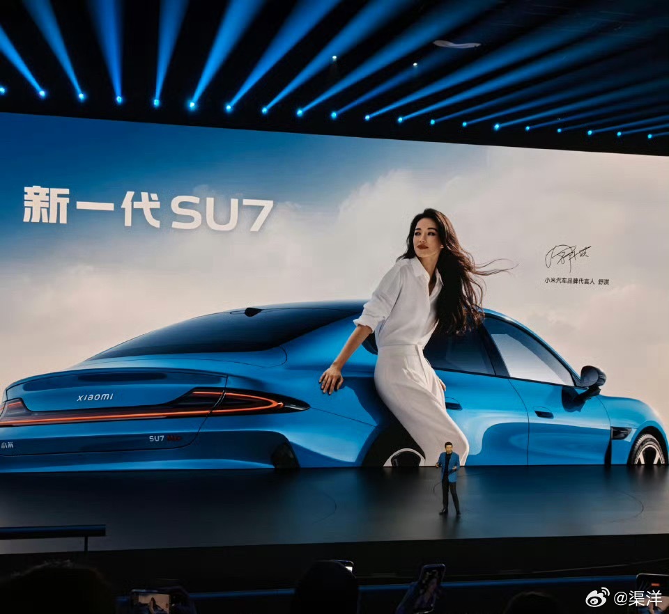 舒淇真的太会选了，一眼就看中卡布里蓝，气质绝配。她自带的松弛优雅，和这抹蓝色完美