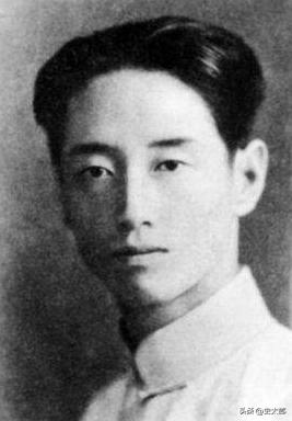 1930 年臧克家报考青岛大学，国文满分，数学却考了零分。阅卷老师主张淘汰，闻一