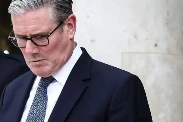 英国政坛掀起惊天波澜，同一天接连曝出两大重磅消息，首相深陷选举惨败困局，转头却火