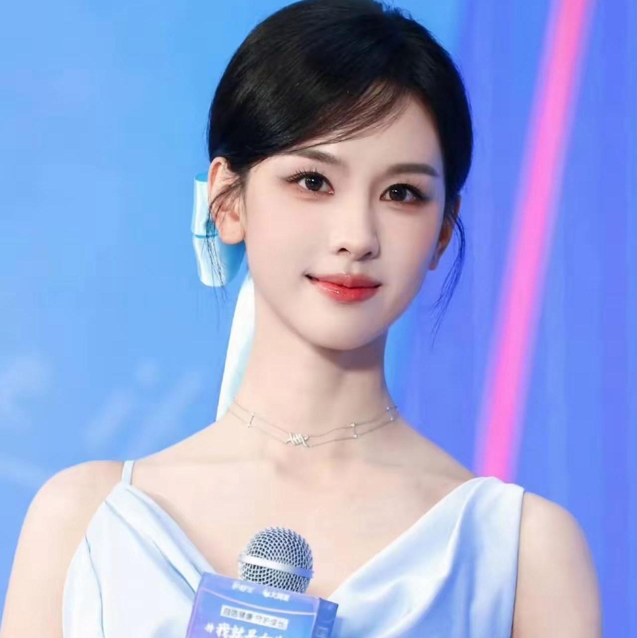 32岁陈都灵的生活状态，活成很多人向往的模样
 
如今32岁的陈都灵，未婚未育，