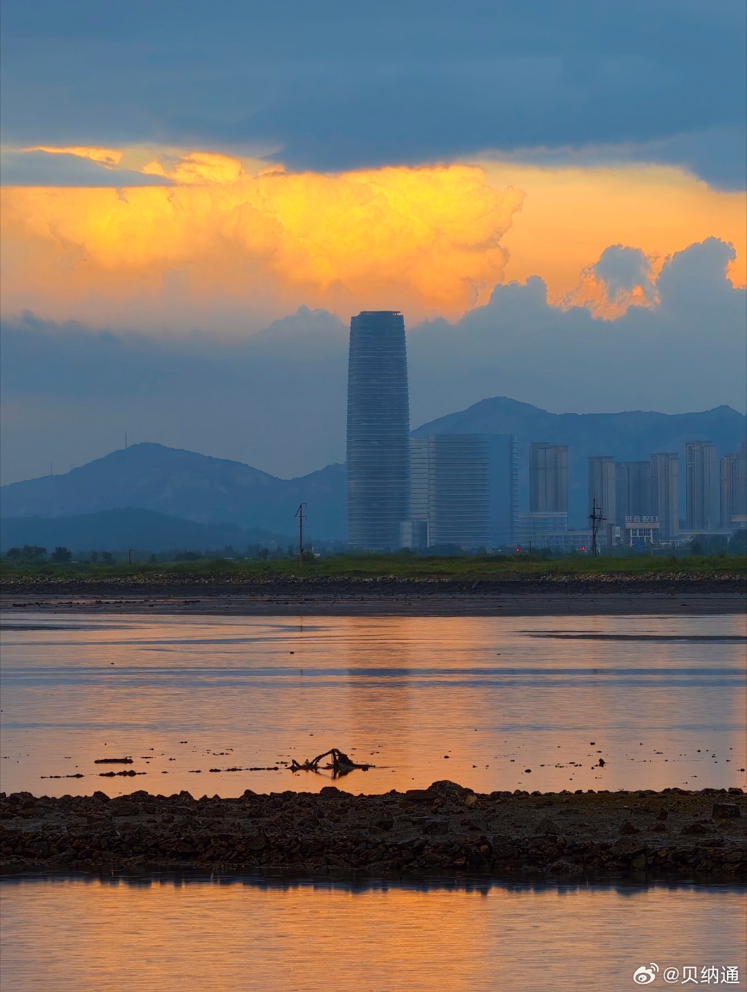 【雨后烟台养马岛，粉色天空惊艳亮相！】阴雨过后，烟台养马岛的天空被晚霞染成了梦幻