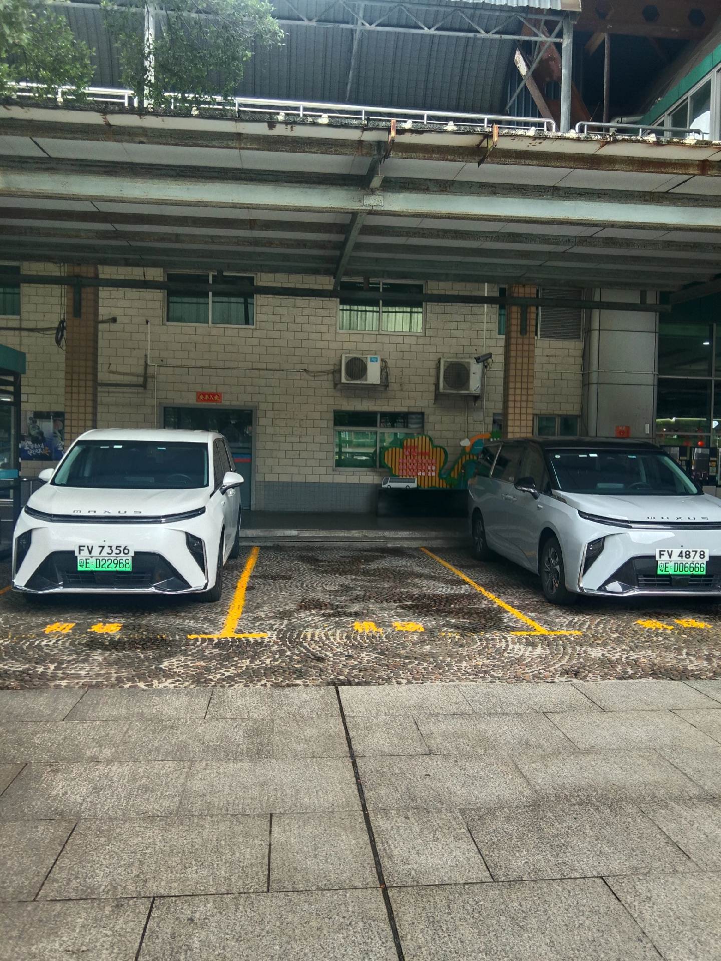 两台车同时挂着FV车牌真的是霸气十足