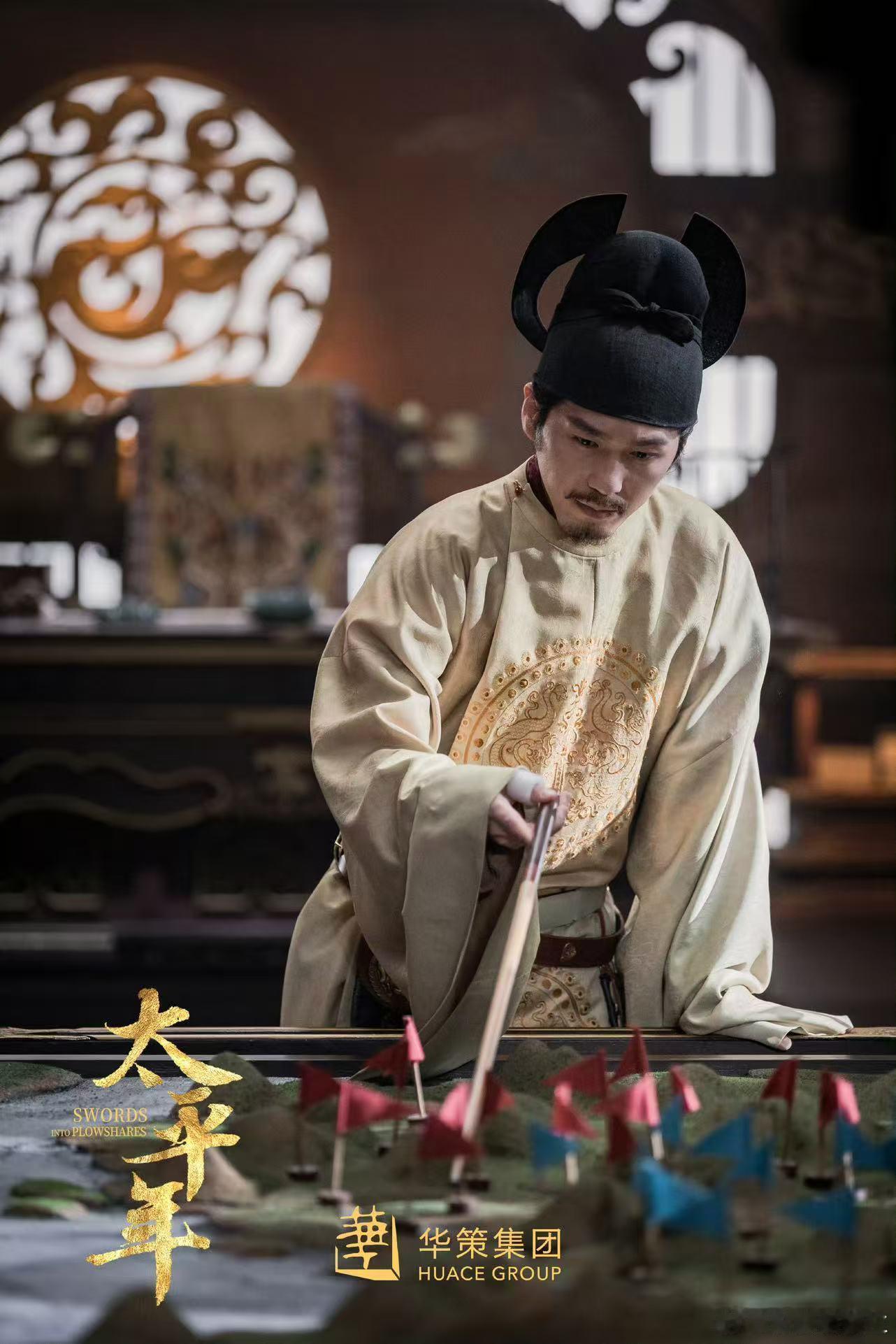 谁懂马年乱入一只强有多好笑 马年的喜庆氛围里突然闯进强子，软乎乎的蓝色外形配上接