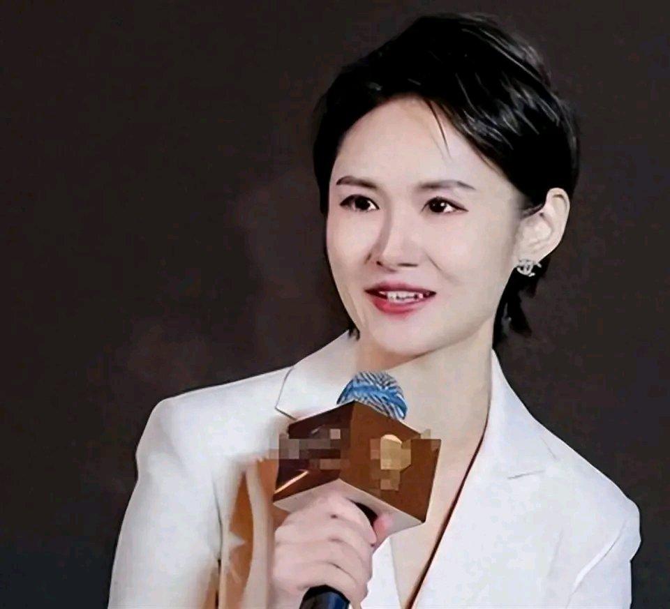 7月30日，在《奥德赛》首映礼上，陈璇采访外籍主创时半蹲递麦的十几秒画面爆火，播