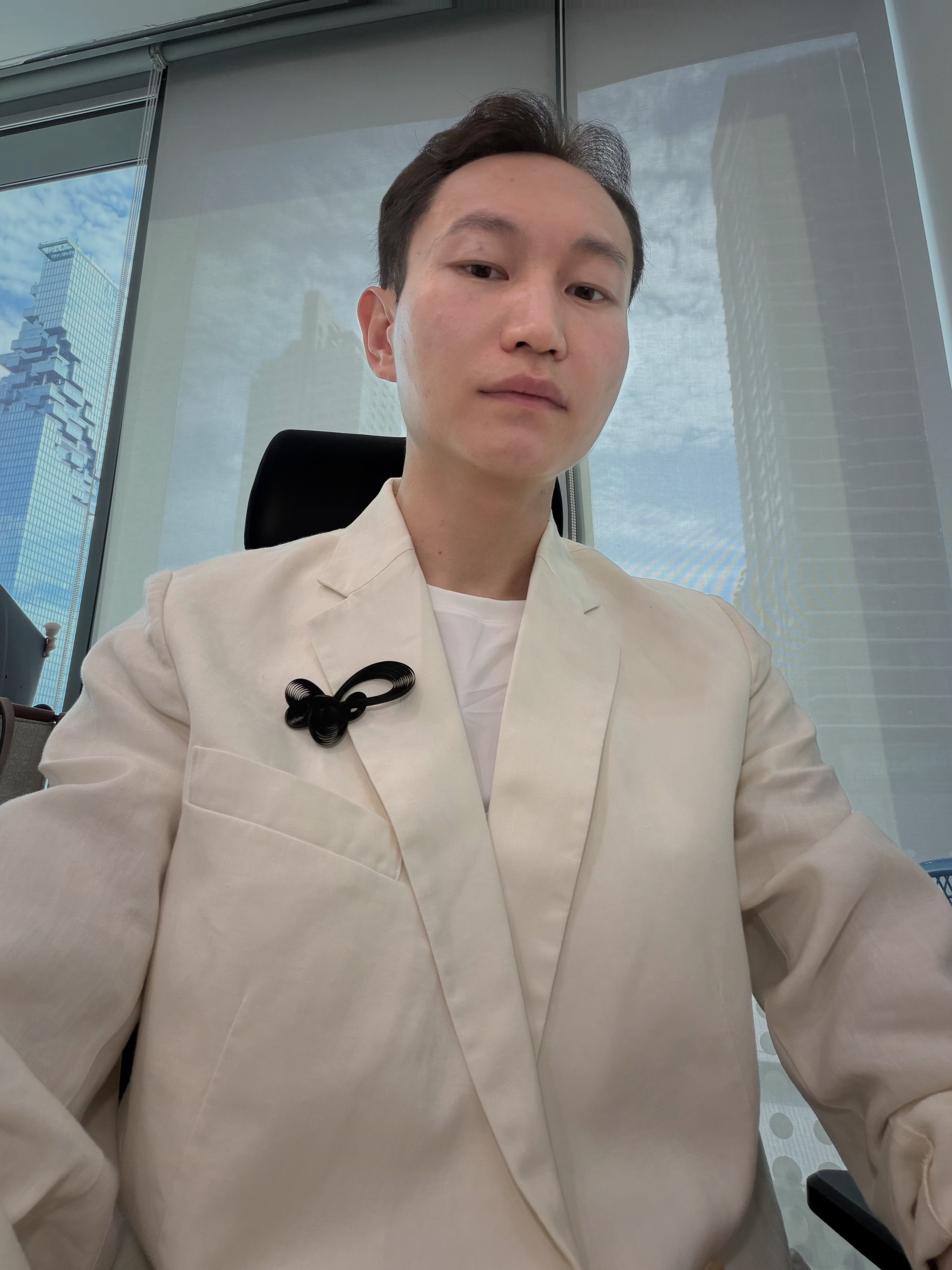 “旦总，周一抓到您了。您谈的那份合同第一版出来了，有24处条款需要您协调和拍板。