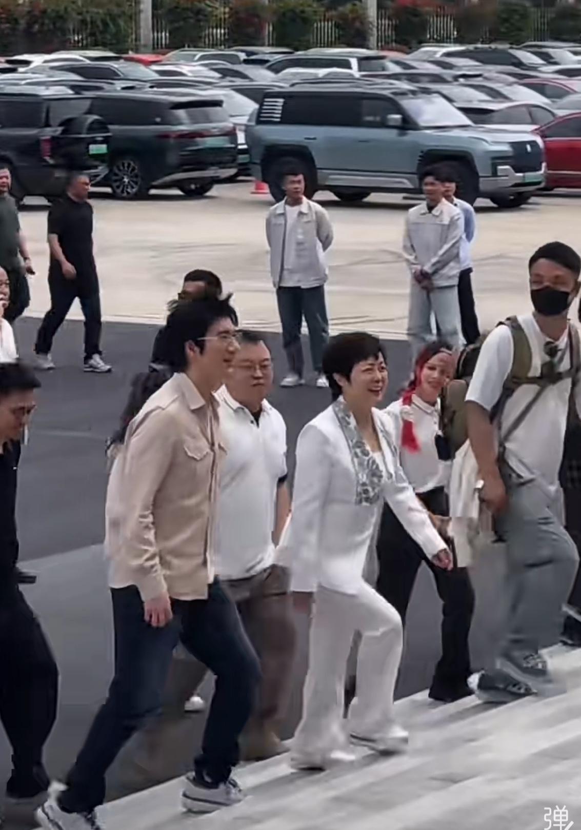 2月25日，马年第二个工作日，王力宏乘坐方程豹抵达深圳坪山比亚迪总部，比亚迪股份