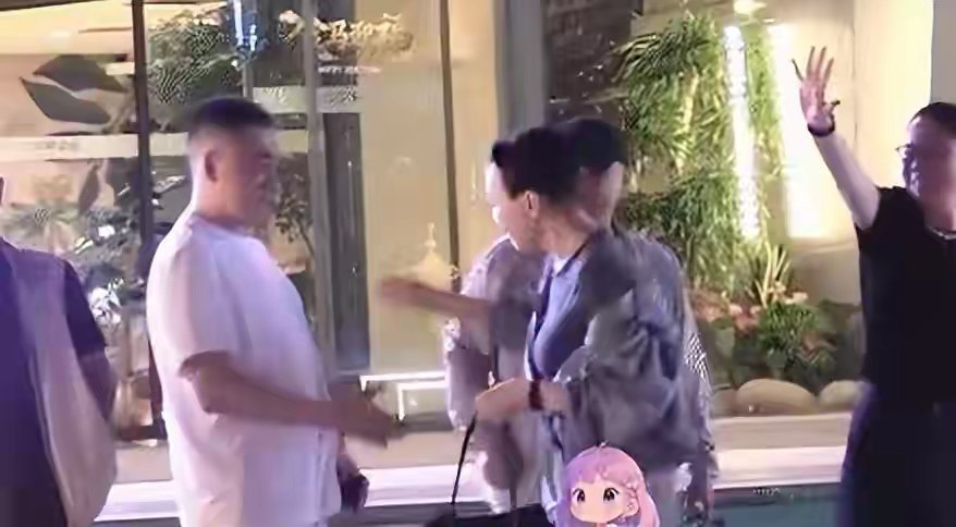 66岁宋丹丹和老公跟朋友聚餐，打扮时尚皮肤好白，临走挨个拥抱 ​​​
