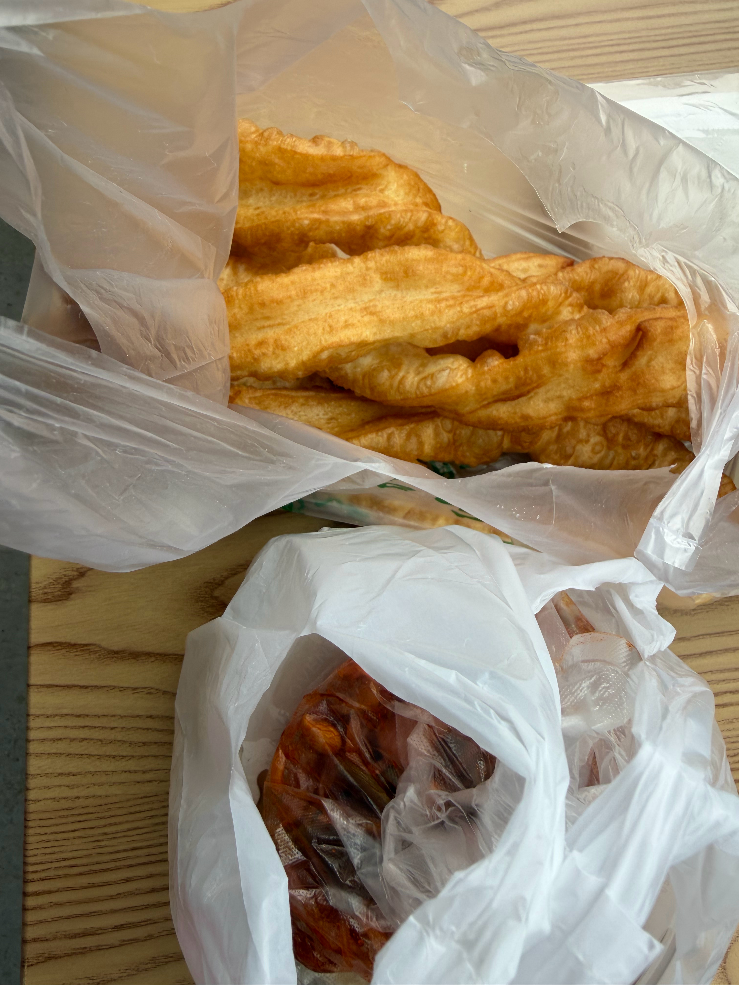 今天早上不想做早点，出来买大油条吃，主要是馋这口了！ 