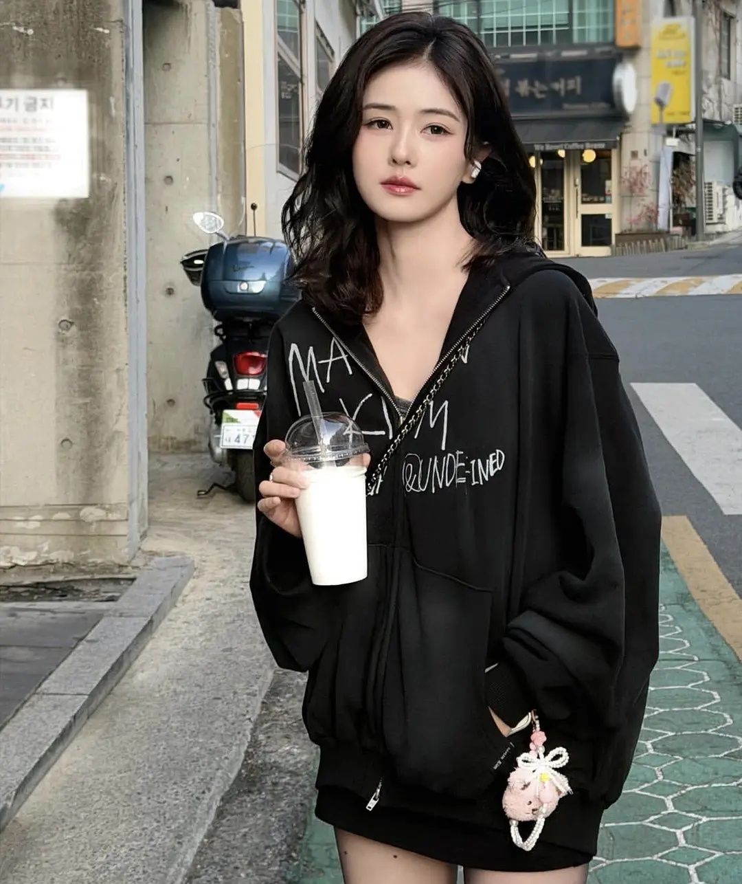 在白鹿这照片的身上看到了好多人的影子。鞠婧祎的妆容，赵露思的造型，虞书欣的穿搭…