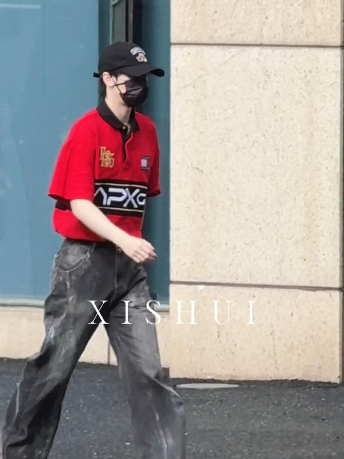 严浩翔红色POLO衫牛仔裤look严浩翔王牌对王牌上班路透 严浩翔王牌对王牌上班