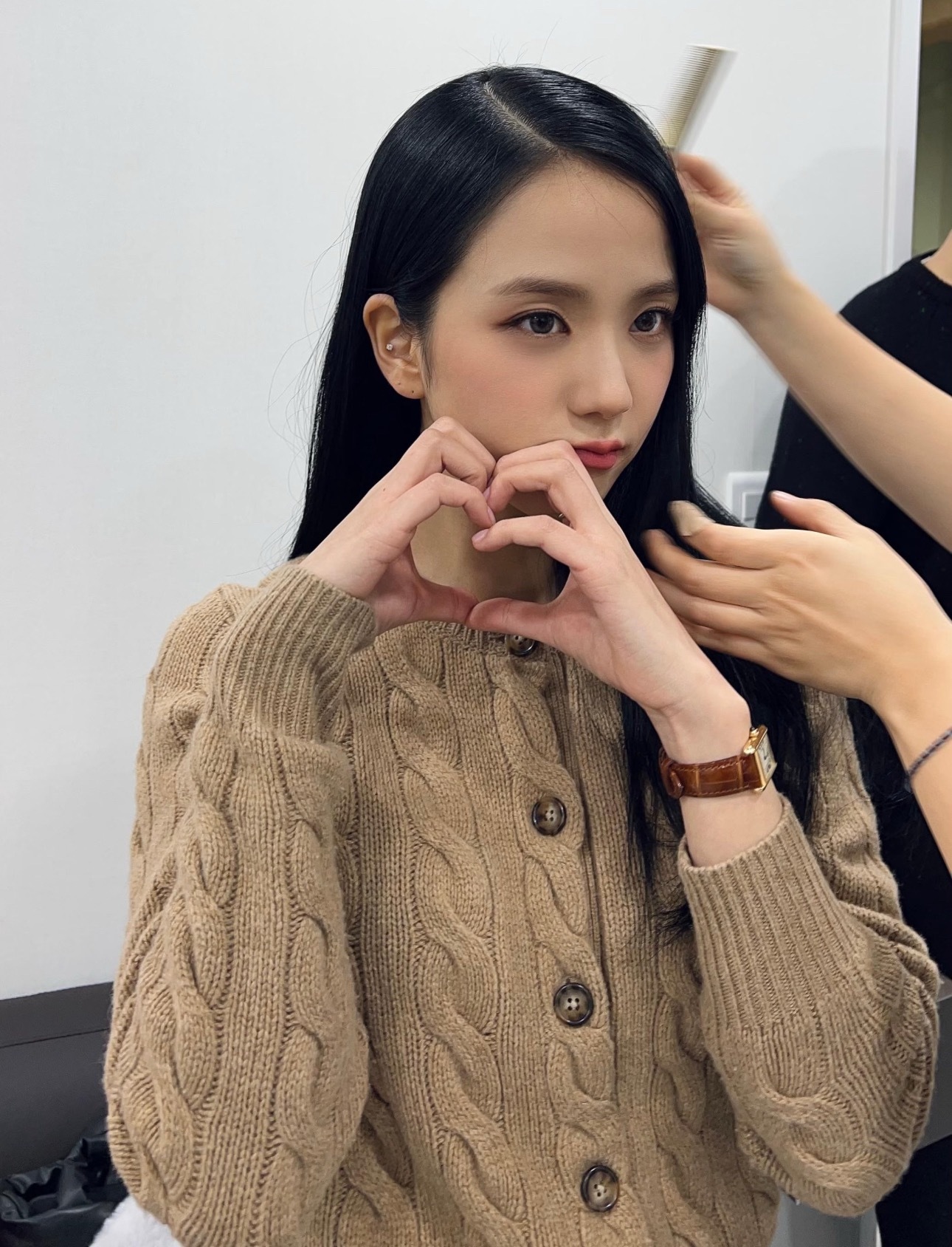 金智秀拍美妆的时候Cody基本上都是在黑长直的基础上动小巧思 拍出来的效果很清冷