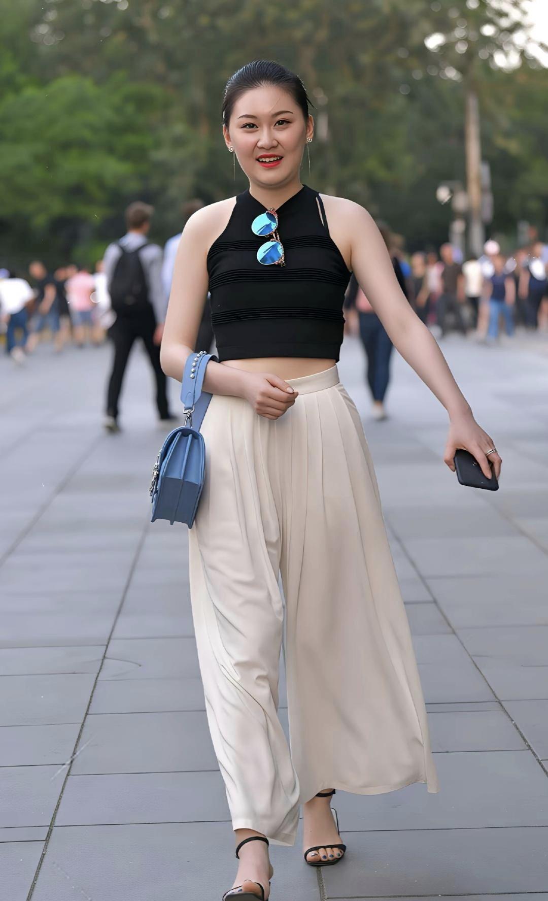 生活就像一面镜子，你对它微笑，它也会对你微笑。别让负面情绪遮蔽了你的光芒，用积极