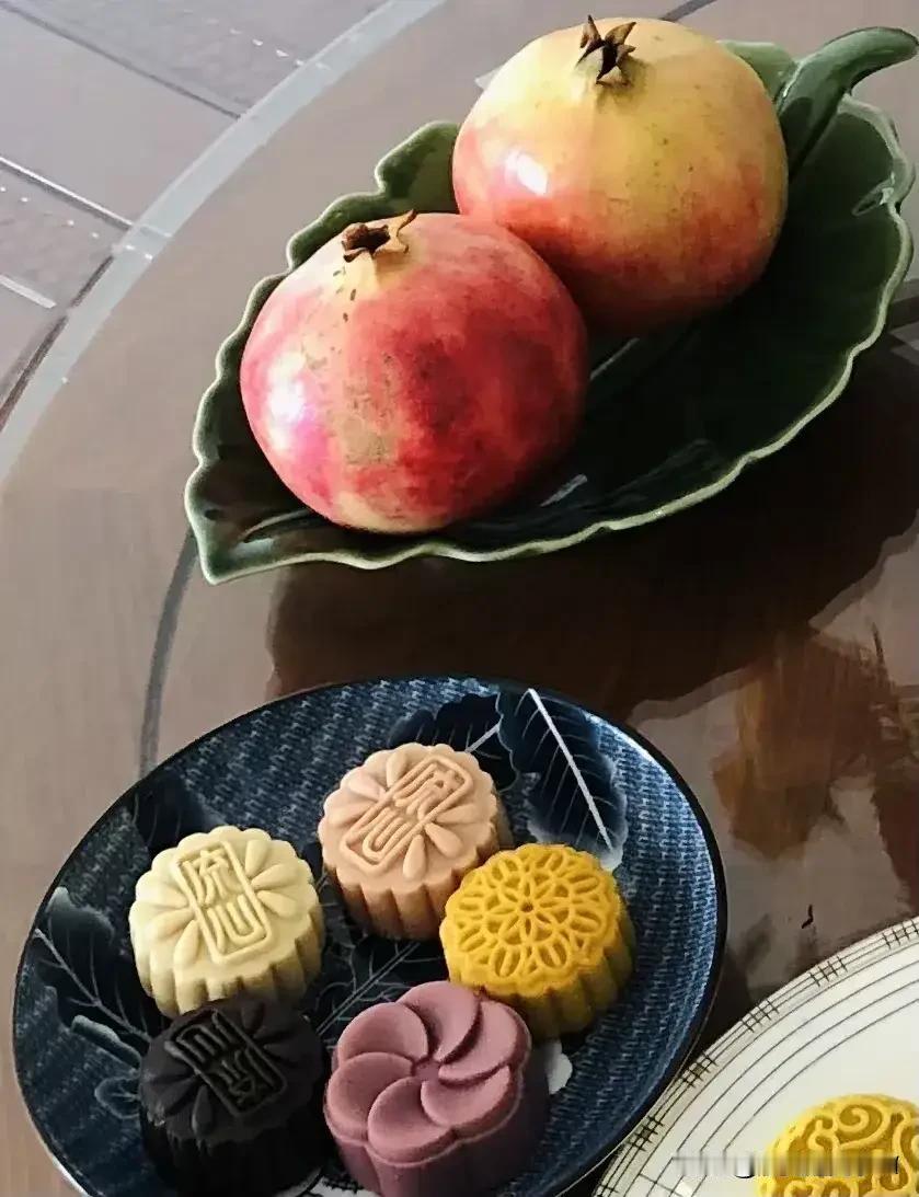 年年有中秋，
今又中秋！
人间至味是团圆，
愿小日子比月饼更甜！

月亮慢慢变圆