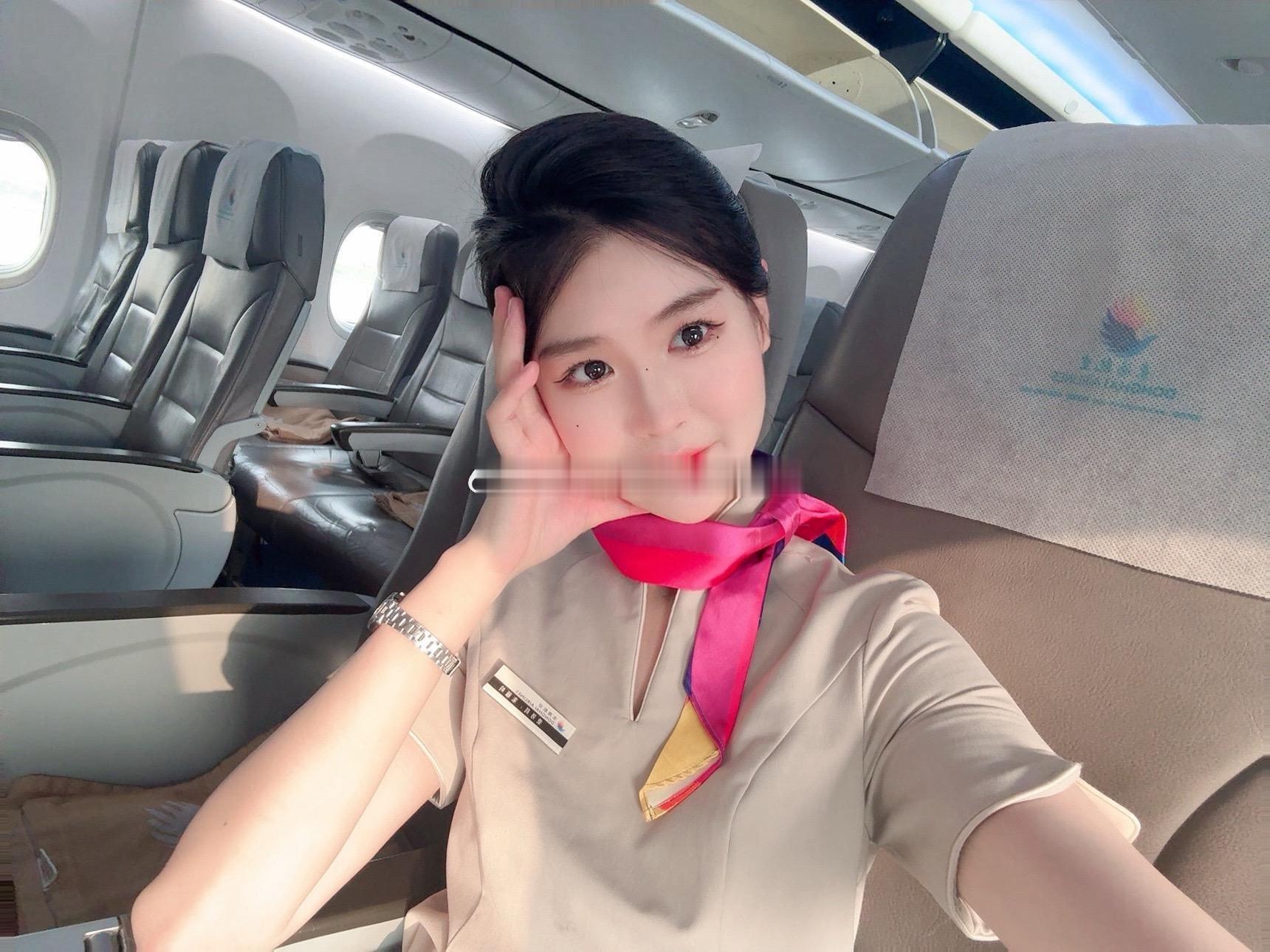 我做不来好人，也不敢做坏人，只想做你的心上人。空乘民航乘务员