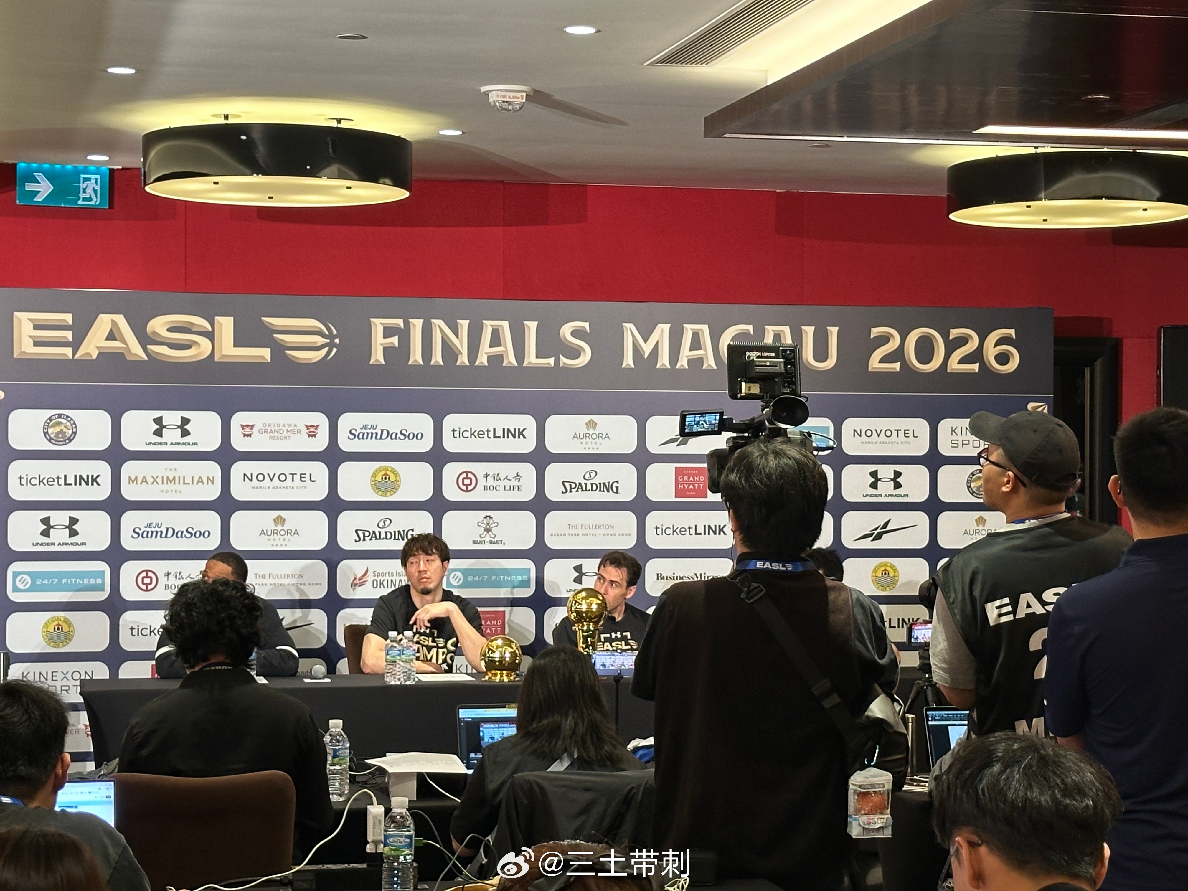 东亚超级联赛 我现在非常反感这种问题了！每年来，我们内地的记者总想问CBA挨边的