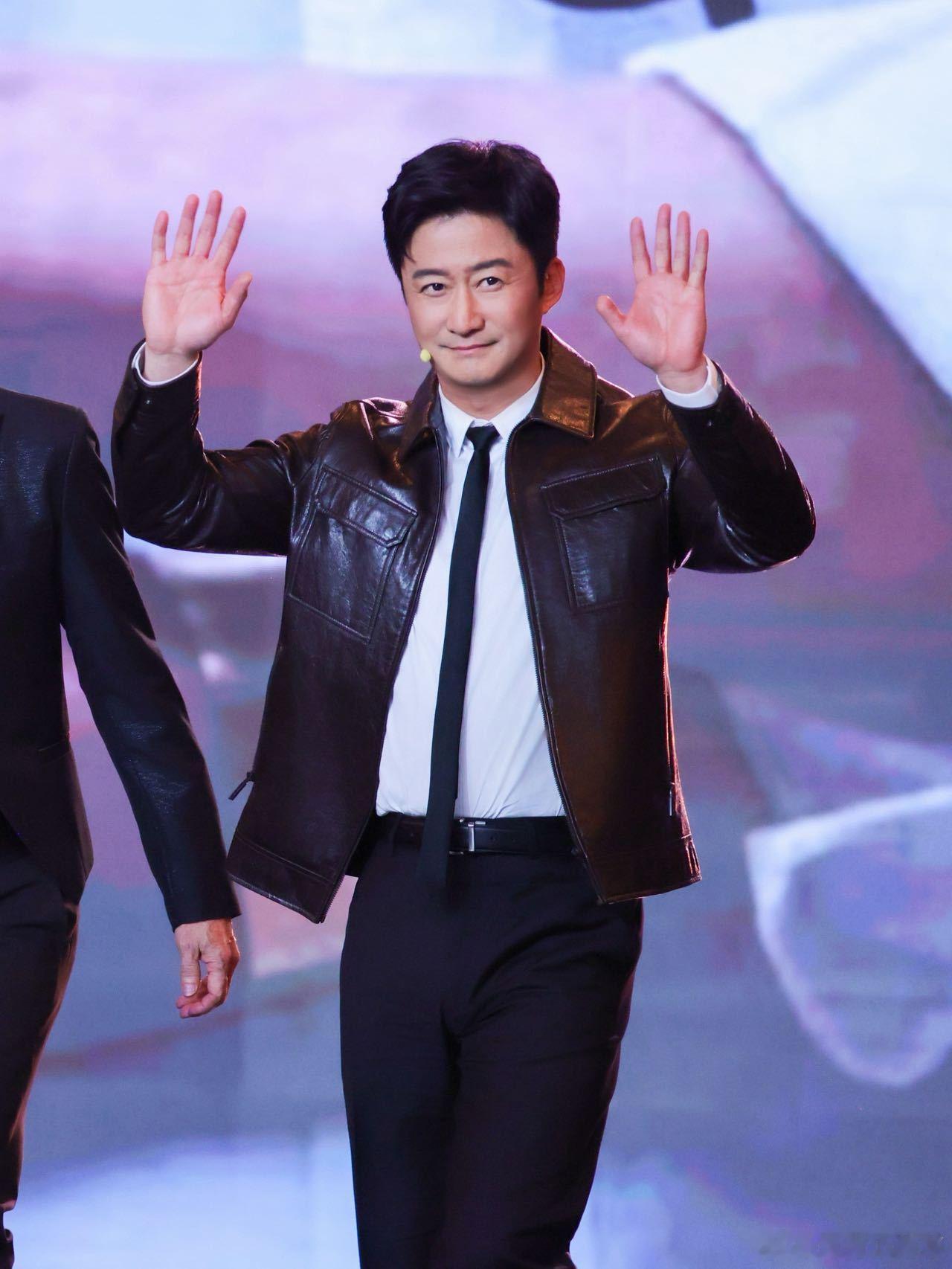 吴京恭喜八爷获奖 吴京发博恭喜袁和平获终身成就奖，言语超朴实，满满真心。北影节发