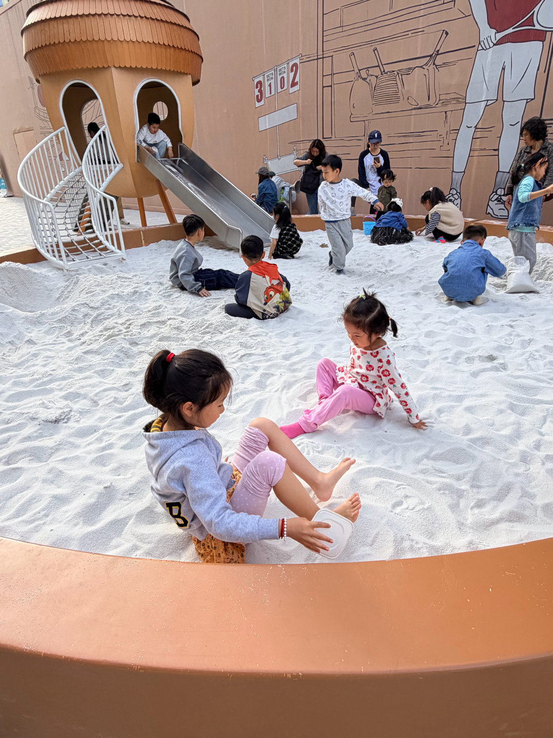 刚跟老婆聊天，理论上所有的年龄都是幸福的年龄。中年人是幸福的：上还有老（还有人心