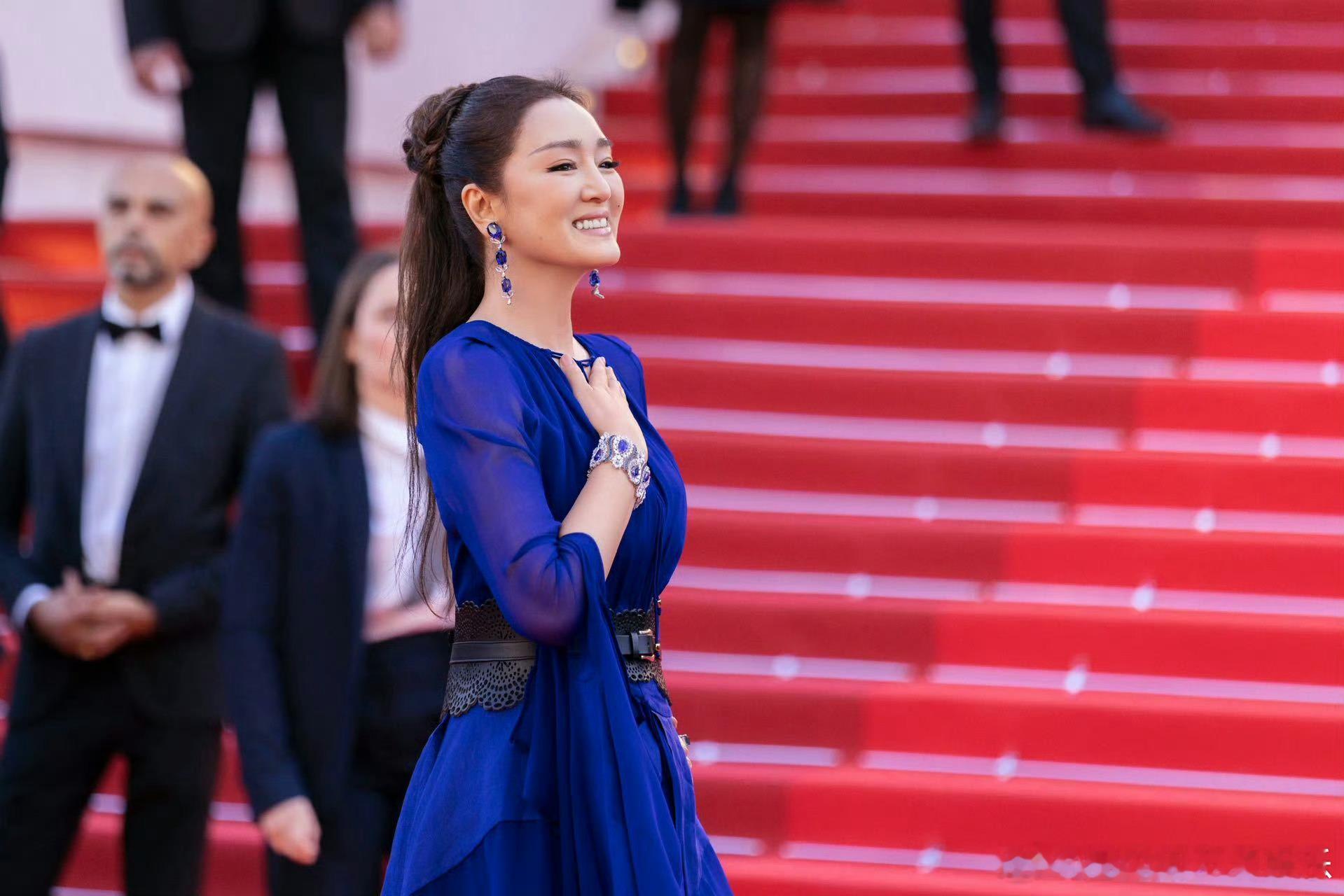 巩俐戛纳官方镜头常年惊艳戛纳的巩俐，再度被官方镜头倾力记录。简约造型凸显绝佳气质
