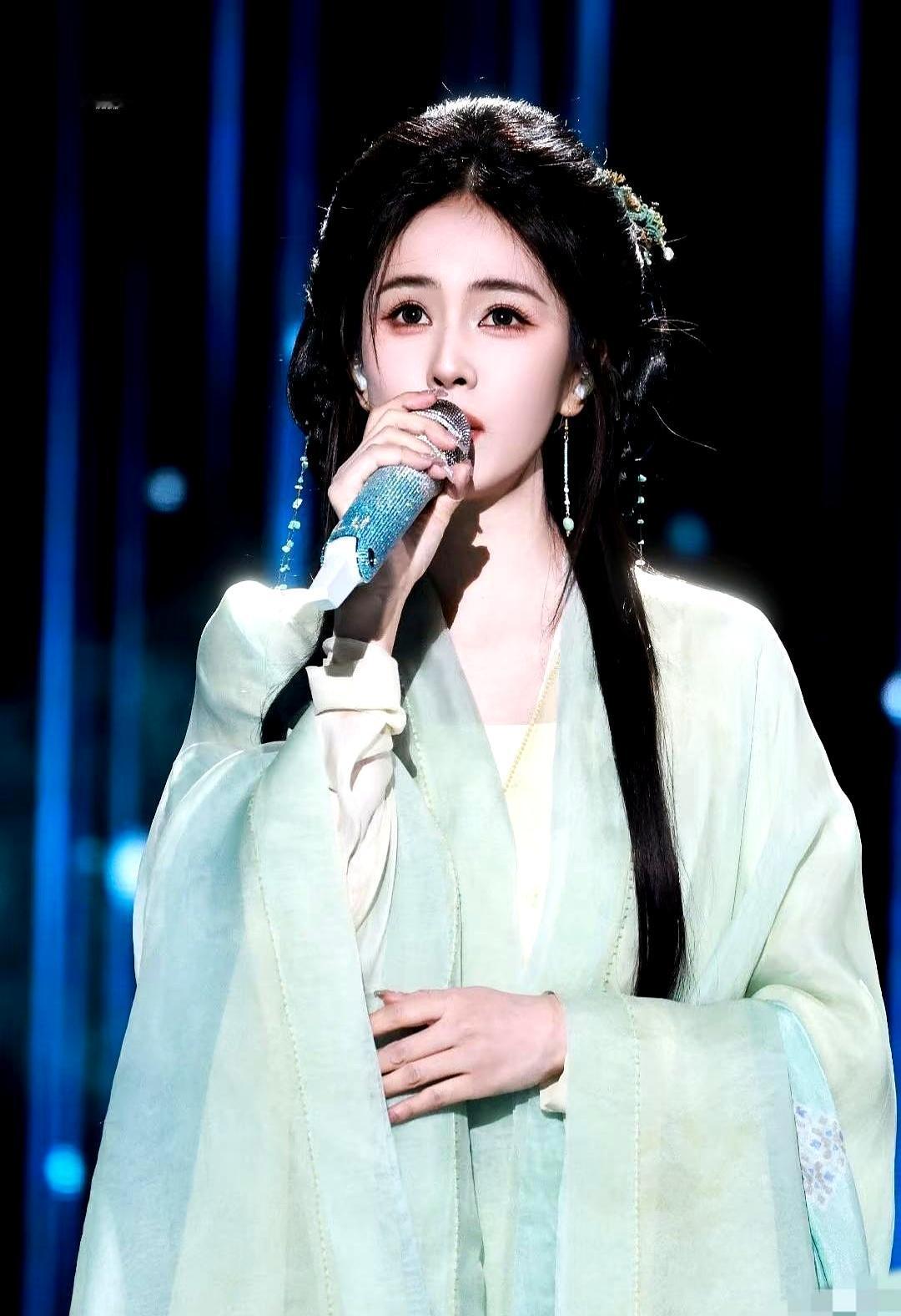 昨晚跨年，白鹿一身浅绿汉服直接杀疯！
 

仙气值拉满，弹幕全是“老婆下凡”。