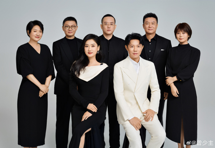 【#手表风波后曾毅晒凤凰传奇全家福#】#曾毅6个月来首次更新账号#   12月1