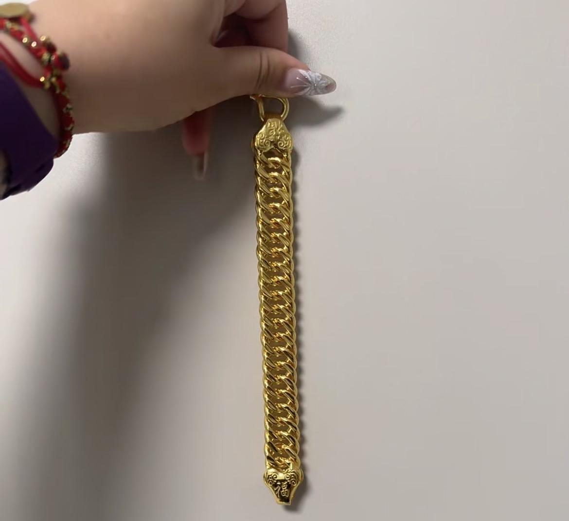 真的被惊到了！我爸戴了十年的金手链，天天戴着从不摘，开车时链条一直磨方向盘，今天