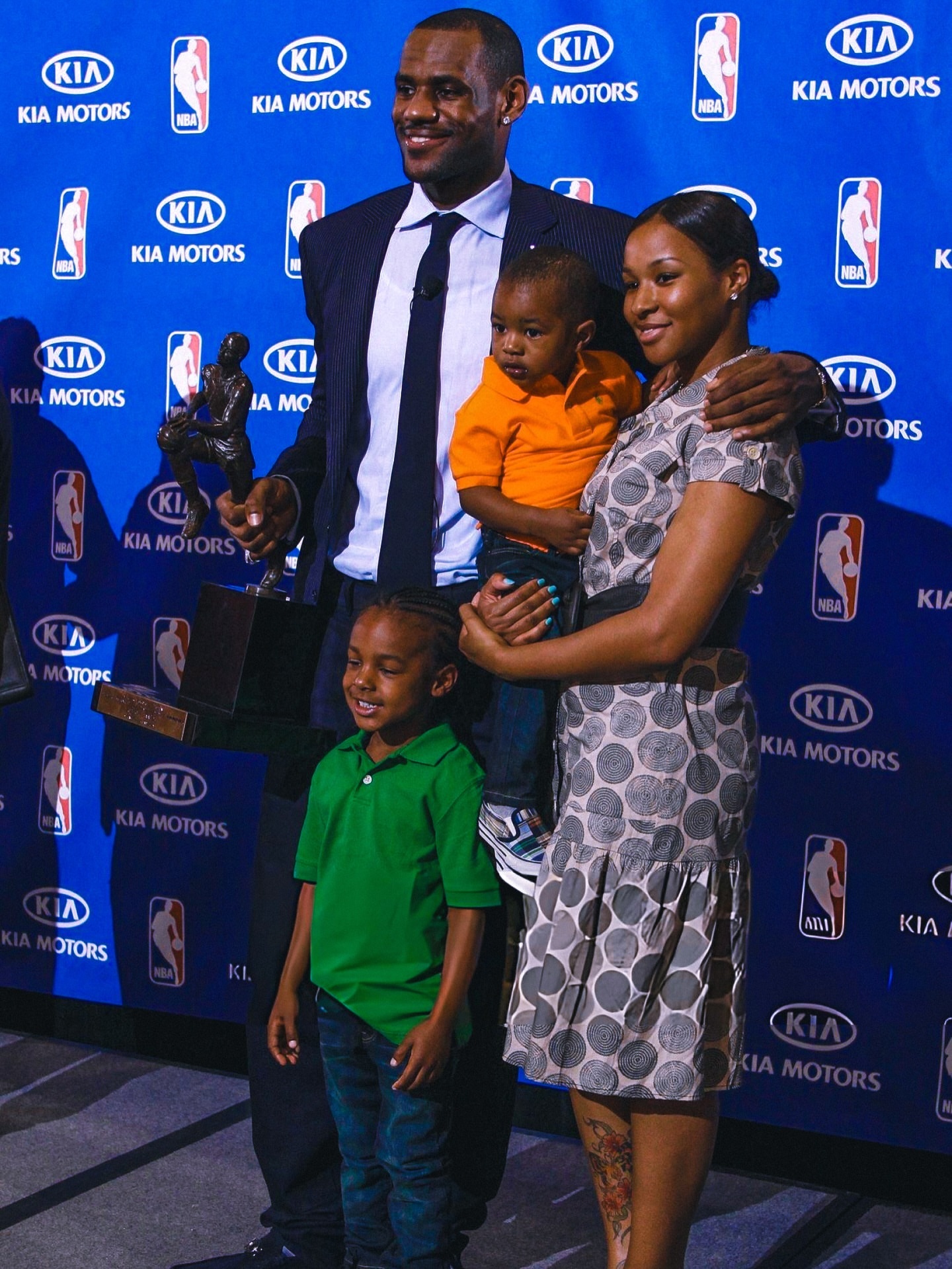 当时也没人能想到父子俩都能一块打季后赛了。詹姆斯布朗尼詹姆斯