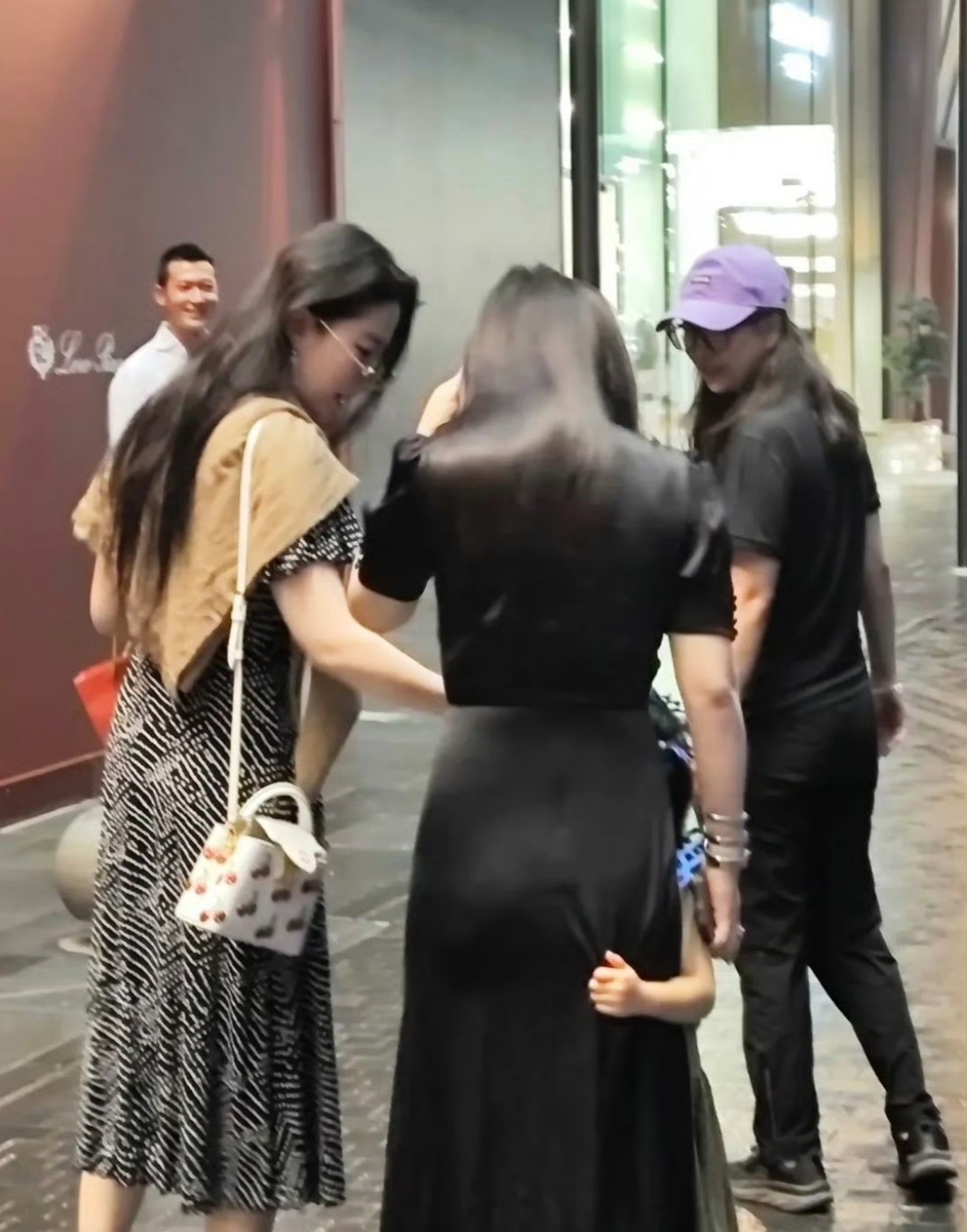 三里屯偶遇刘亦菲与朱珠一家两大美女同框，视觉盛宴！！我也想偶遇！！[苦涩] ​​