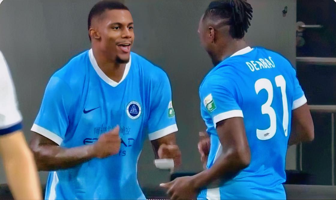 踢疯了！曼城附体，深圳新鹏城半场3球领先于武汉三镇！
这个半场真是太精彩了，恍惚