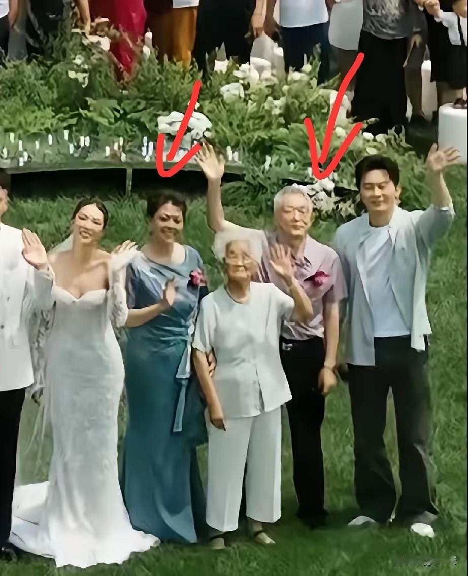 李晨爸和继母的合照流出，老爸满头白发和年轻继母同框，反差感拉满！不过晨哥这五官绝