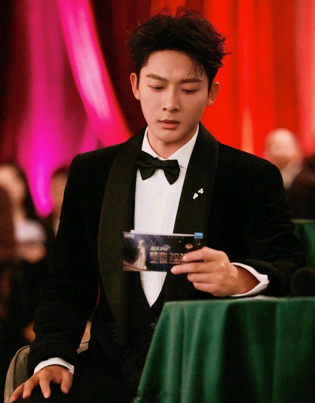 刘昊然进组客串伟大的长征刘昊然客串张晚意新剧《伟大的长征》，就是说两位白月光男艺