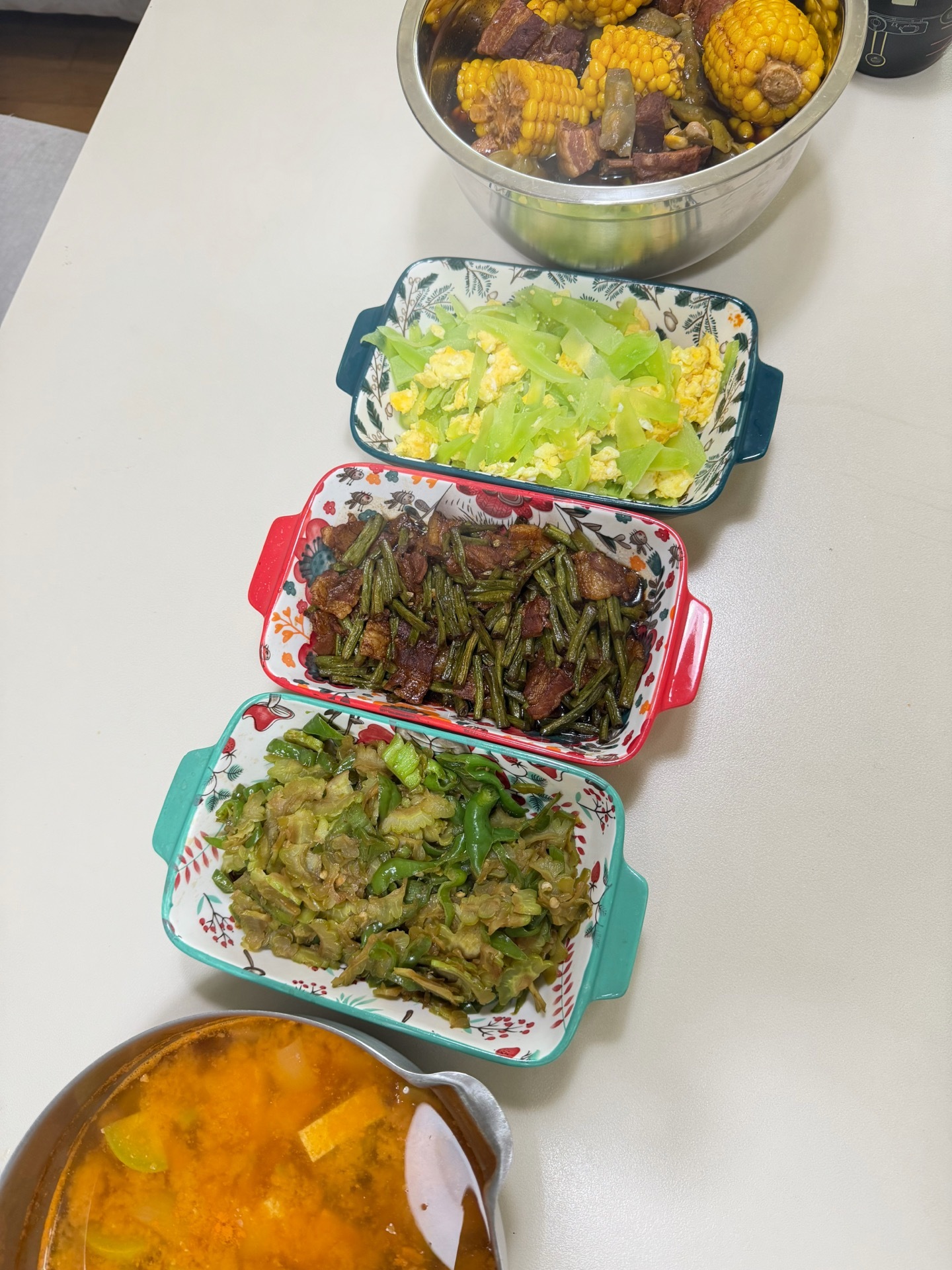今天也是四菜一汤标配今日份晚餐🥣东北乱炖（其实放了豆角排骨和玉米）➕莴笋炒蛋➕