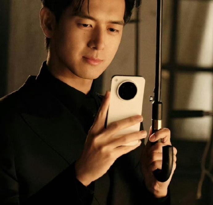 我现男友手上拿的是OPPO Find X8s[傻眼] ，这小直屏，这小奥利奥饼干