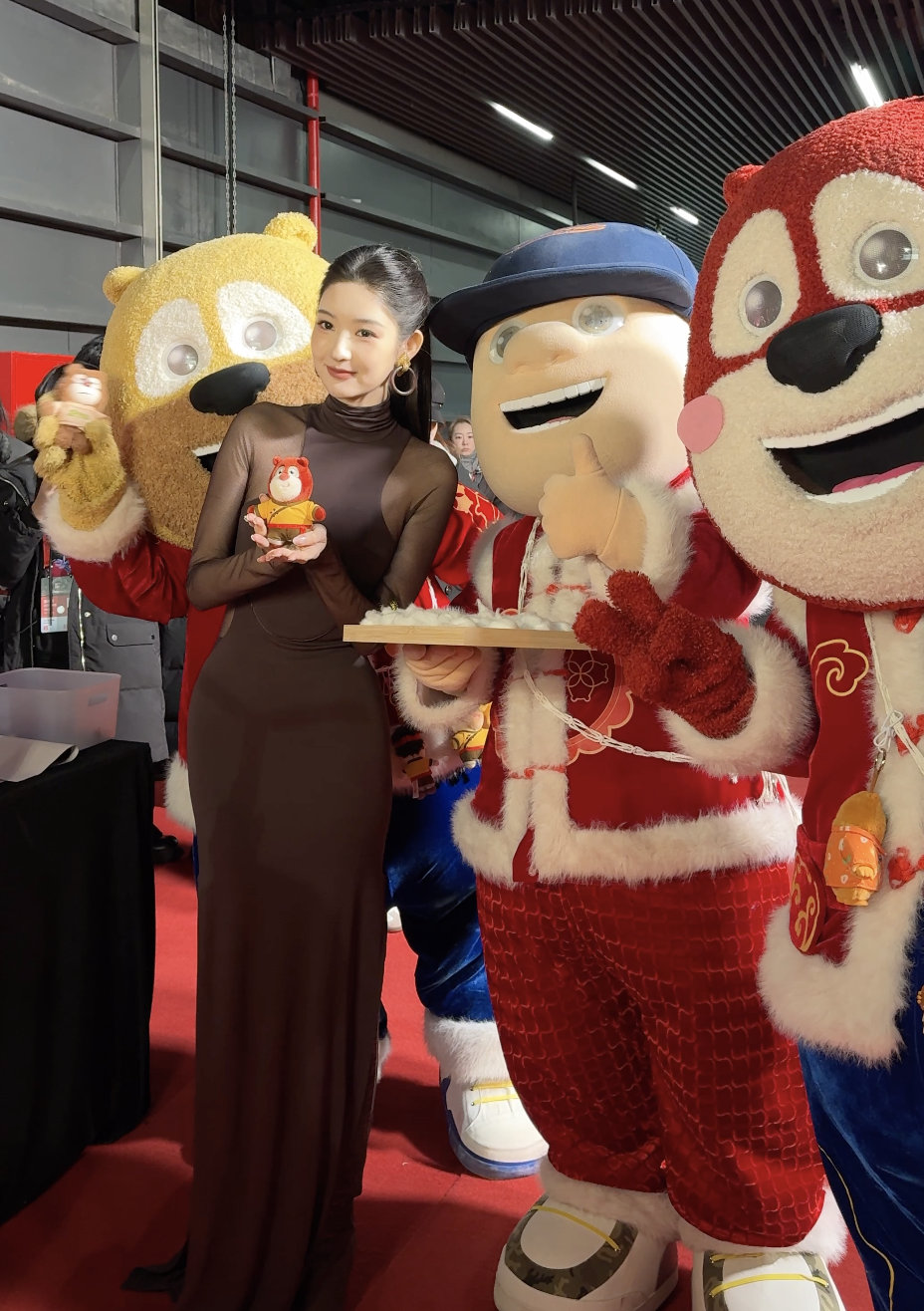 熊出没在微博之夜卖霉豆腐笑死我了啊！微博之夜还是太有节目了啊！熊出没在上面卖霉豆