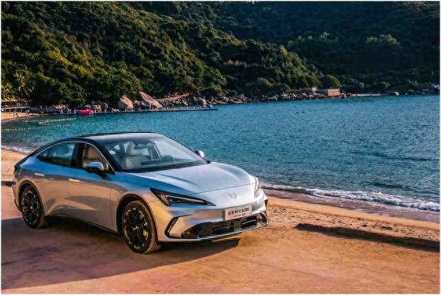 10-15万新能源轿跑怎么选？无脑选极狐全新阿尔法S5