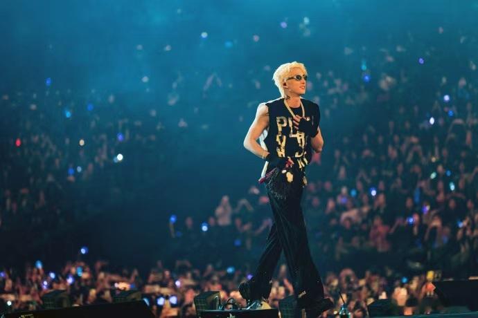 王鹤棣回溯流光之夜 王鹤棣回溯流光之夜，王鹤棣演唱会舞台照，闪闪发光的大明星，让