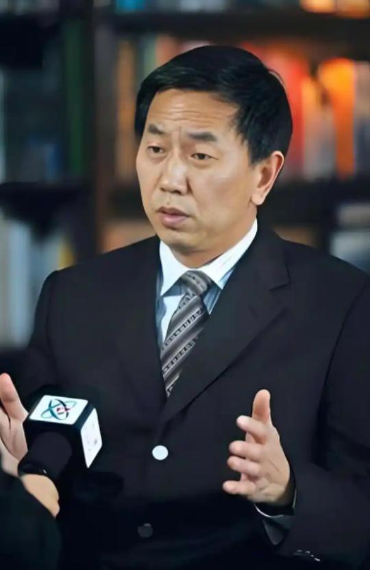 2000年，山西灵石县县长耿彦波，因工作调任要离开灵石，当地老百姓得知，欢呼雀跃