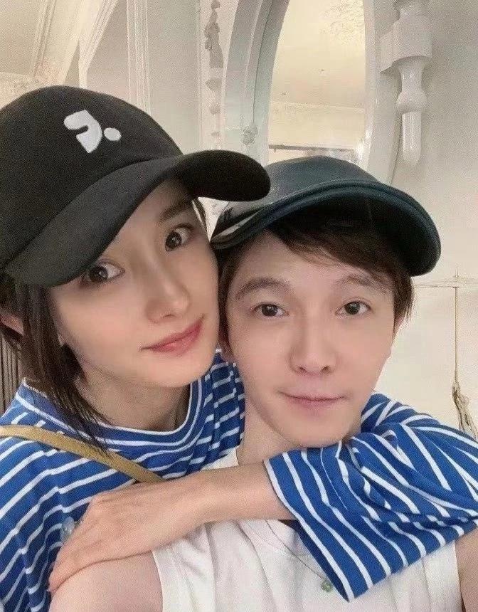 杨幂和郭敬明友情超铁，看他俩素颜合照，杨幂美美哒，郭敬明帅帅哒，简直就是俊男美女