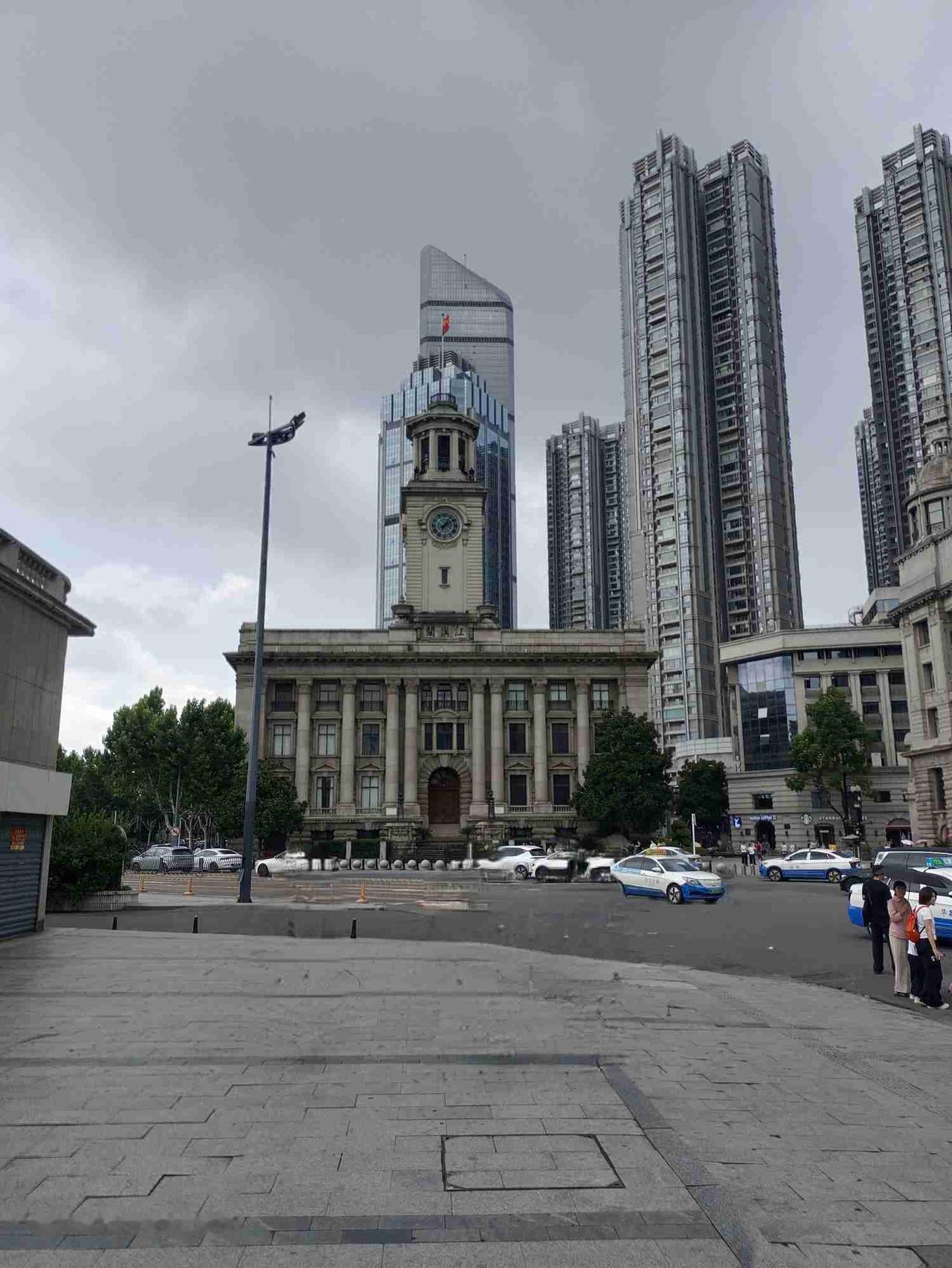 伫立长江之畔的江汉关，是武汉百年不朽的城市地标。恢弘典雅的百年钟楼临江而立，悠扬