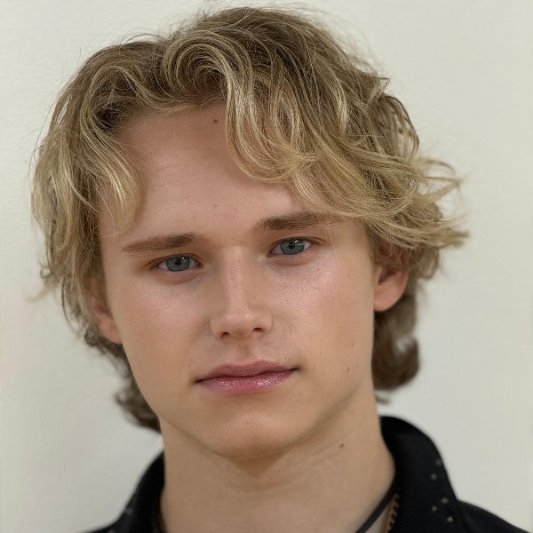 终于想起花滑那个马里宁长得像谁了 