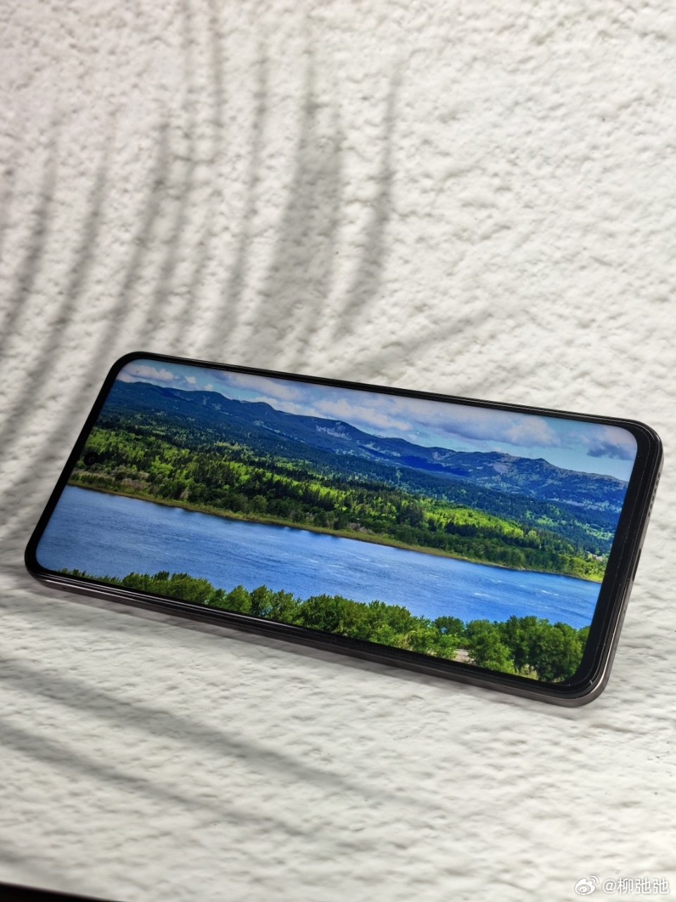 这段时间使用vivo Y300t，给我最深的印象就是“省心”。系统预装应用少，而