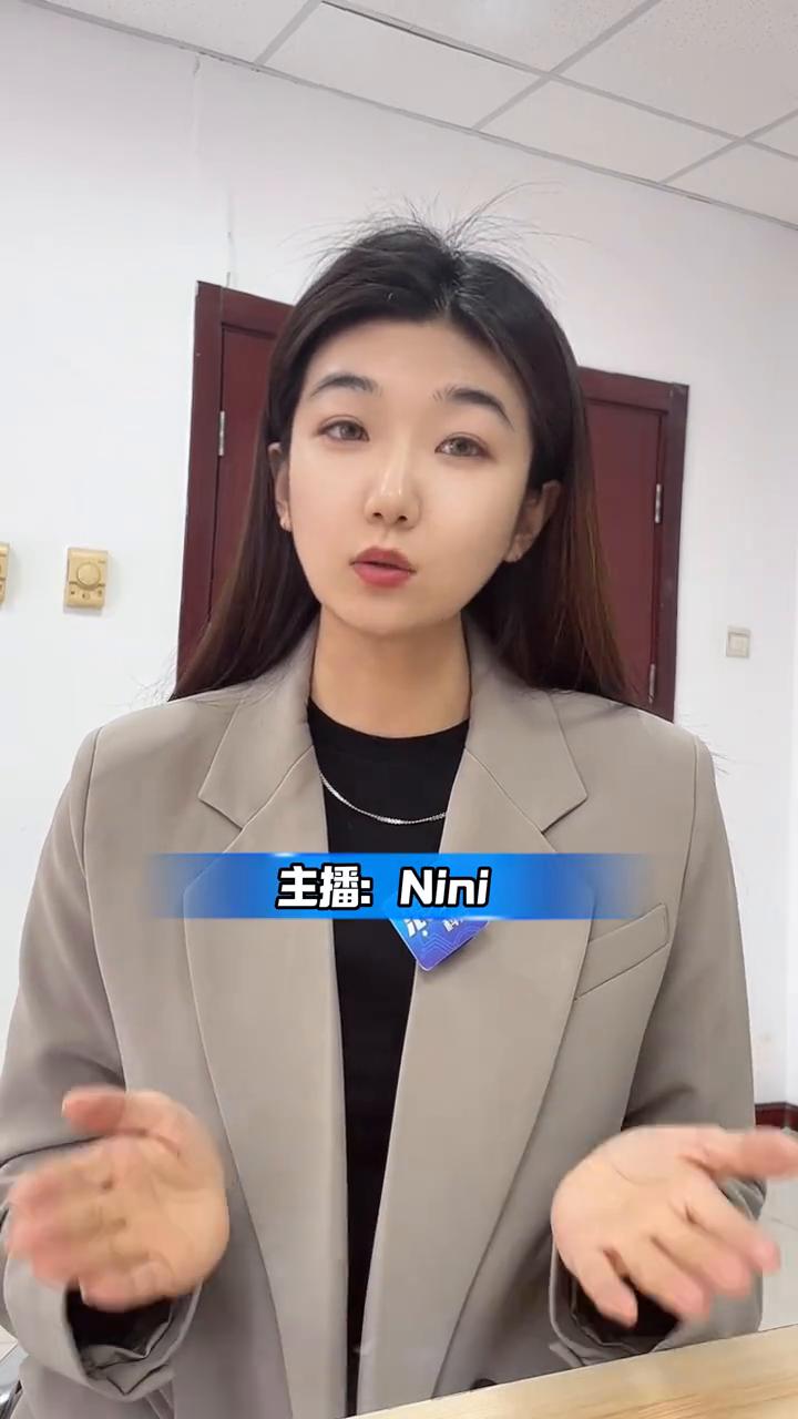 新能源车主崩溃！卡扣断裂要花13万，维修乱象引深思。
主播：Nini。
一则理想