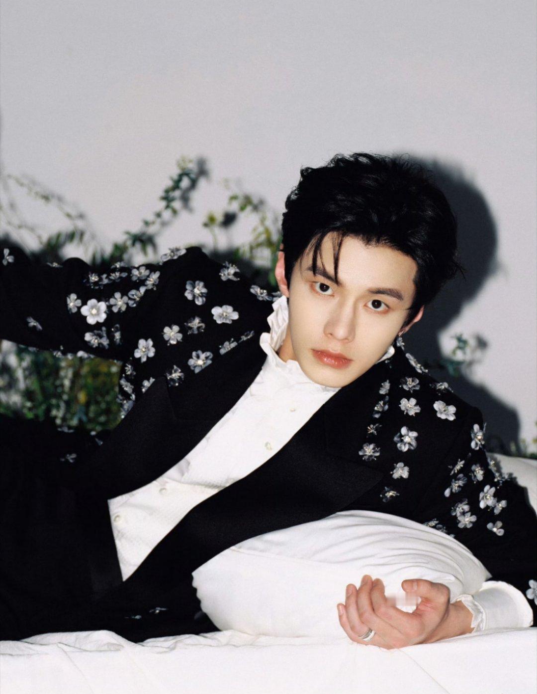 何与你的魅力让我无法移开视线！会报备的何与哪里找！ 