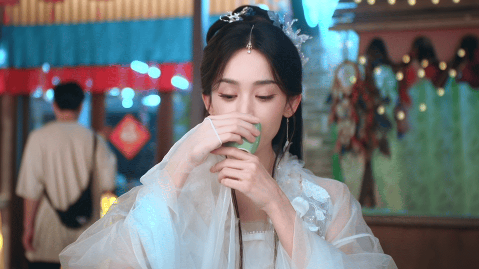 娜扎古装怎么美成这样 月白裙配素净发饰，娜扎站在那像块润透的白瓷，清冷里裹着温婉